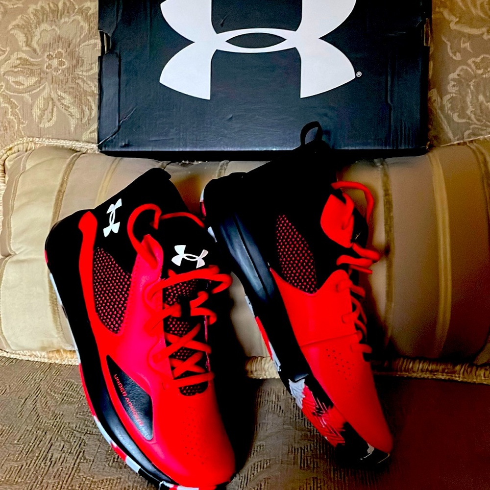 Under Armour Mid Top youth boys size 6